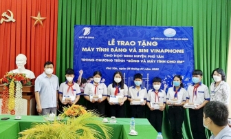 Hơn 800 học sinh nghèo, khó khăn ở Phú Tân được nhận máy tính bảng