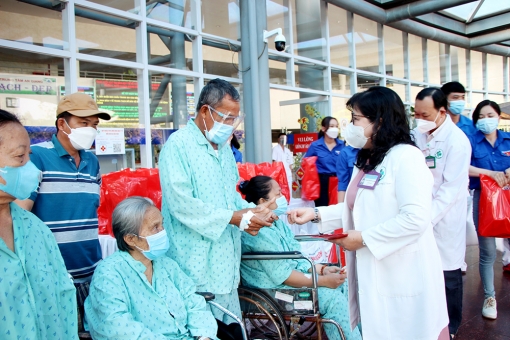 Bệnh viện Đa khoa Trung tâm An Giang tặng 200 suất quà Tết cho bệnh nhân nghèo