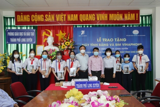 VNPT An Giang tặng máy tính bảng và sim 4G cho học sinh TP. Long Xuyên