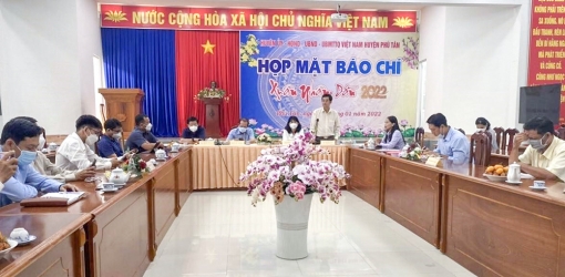 Huyện Phú Tân họp mặt báo chí mừng Đảng, mừng xuân năm 2022
