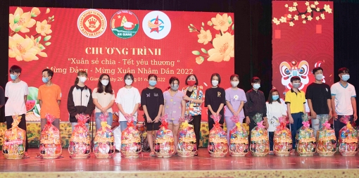 Nhà Thiếu nhi An Giang tổ chức Chương trình mừng Đảng, mừng Xuân Nhâm Dần 2022 và trao quà Tết cho thiếu nhi