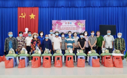 Tặng 100 phần quà Tết  cho người dân ở xã Bình Thạnh Đông