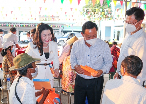 UBMTTQVN tỉnh An Giang tặng quà Tết cho các hộ nghèo 2 huyện Chợ Mới và Châu Thành