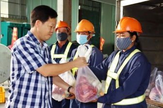 Công ty Cổ phần Môi trường đô thị An Giang tặng thịt heo cho công nhân đón Tết cổ truyền