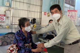 Lãnh đạo huyện Phú Tân thăm, tặng quà Tết bệnh nhân nghèo nằm viện và y, bác sĩ làm việc xuyên Tết