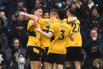 Kane - Son phung phí cơ hội, Tottenham thua đau Wolves