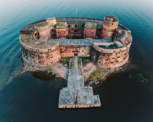 Pháo đài cổ nổi lên giữa mặt biển ở Nga cùng lịch sử bí ẩn thu hút du khách