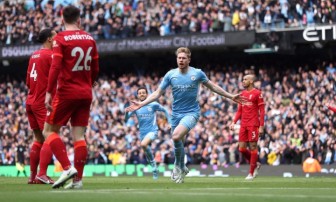 Hòa kịch tính Liverpool, Man City giữ ngôi đầu Ngoại hạng Anh