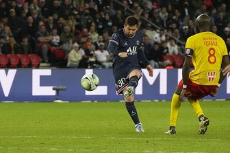 Lionel Messi lập siêu phẩm giúp PSG đăng quang Ligue 1 sớm 4 vòng đấu