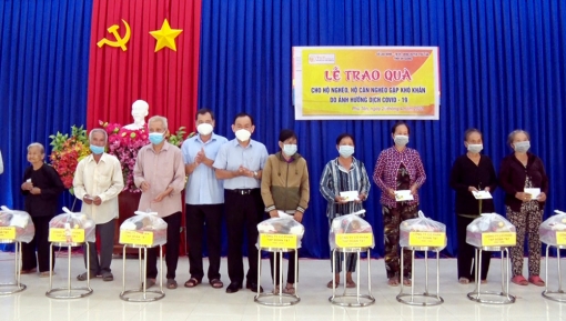 Sở Lao động - Thương binh và Xã hội An Giang trao 100 phần quà cho hộ nghèo bị ảnh hưởng dịch bệnh COVID-19 huyện Phú Tân