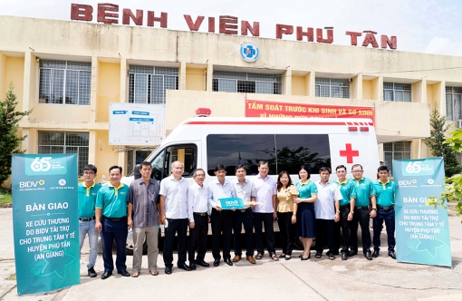 Ngân hàng TMCP BIDV chi nhánh An Giang bàn giao 48 căn nhà Đại đoàn kết và trao tặng xe cứu thương tại huyện Phú Tân
