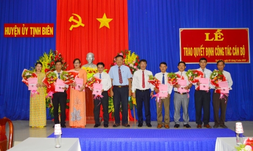 Ban Thường vụ Huyện ủy Tịnh Biên trao quyết định điều động, bổ nhiệm 12 cán bộ