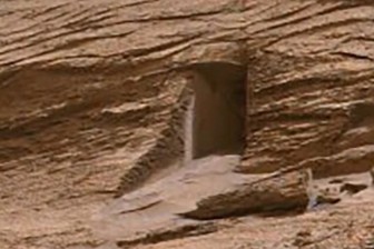 Phát hiện "cánh cổng" kỳ lạ trên sao Hỏa, có phải nơi ẩn náu được tìm thấy?