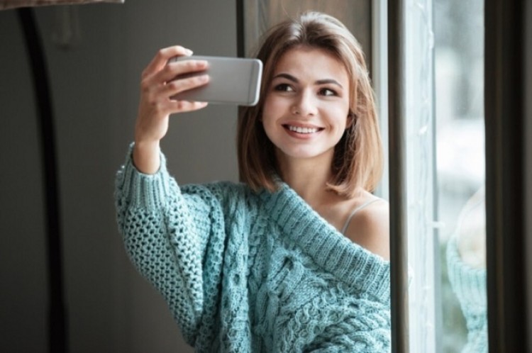 cách selfie đẹp cho nữ mặt tròn
