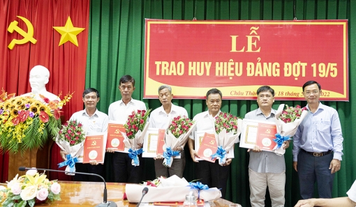 Huyện ủy Châu Thành trao tặng Huy hiệu Đảng cho các đảng viên cao niên tuổi Đảng