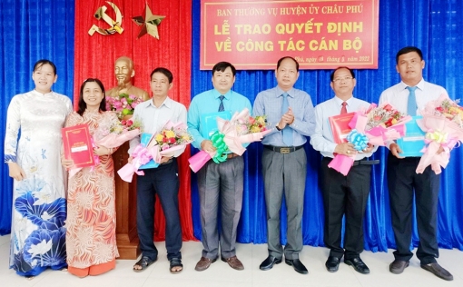 Ban Thường vụ Huyện ủy Châu Phú trao quyết định cán bộ