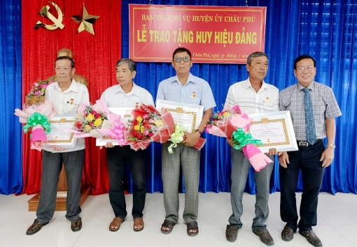 Ban Thường vụ Huyện ủy Châu Phú trao Huy hiệu Đảng cho 14 đảng viên cao niên tuổi Đảng
