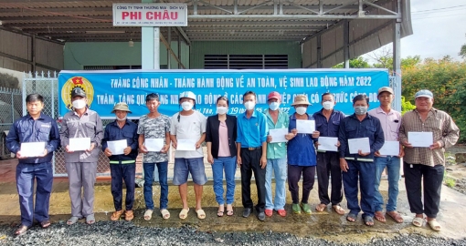 Liên đoàn Lao động huyện Tri Tôn trao quà cho công nhân tại doanh nghiệp chưa có tổ chức công đoàn