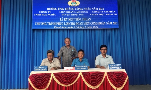 Liên đoàn Lao động huyện Thoại Sơn ký kết thực hiện chính sách ưu đãi cho đoàn viên
