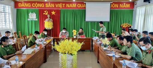 10 cán bộ Công an An Giang hỗ trợ công an xã, thị trấn của huyện Phú Tân