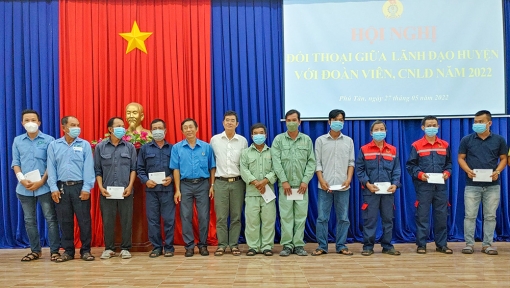 Liên đoàn Lao động huyện Phú Tân tổ chức đối thoại giữa lãnh đạo huyện với người lao động