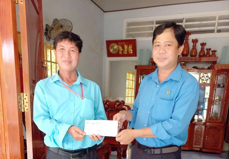 Liên đoàn Lao động huyện Tịnh Biên tặng quà cho trên 100 người lao động dịp Tháng Công nhân 2022