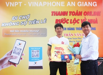 VNPT An Giang tổ chức Chương trình thanh toán không dùng tiền mặt và trao giải 1 cây vàng SJC 9999 cho khách hàng trúng thưởng tại chợ Tịnh Biên