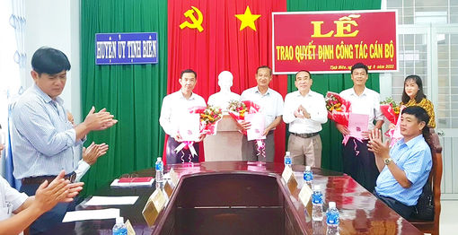 Ban Thường vụ Huyện ủy Tịnh Biên trao quyết định công tác cán bộ