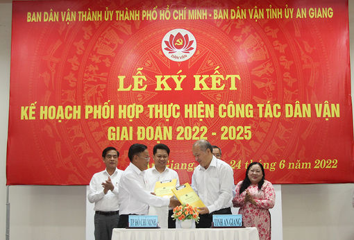 Ban Dân vận Tỉnh ủy An Giang và Ban Dân vận Thành ủy TP. Hồ Chí Minh ký kết phối hợp thực hiện công tác dân vận