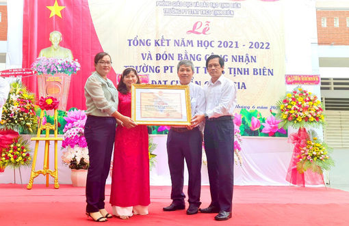 Trường Phổ thông Dân tộc nội trú THCS Tịnh Biên đón Bằng công nhận trường đạt chuẩn quốc gia