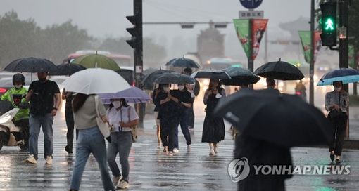 Hàn Quốc đóng cửa đường cao tốc chính tại thủ đô Seoul do mưa lớn