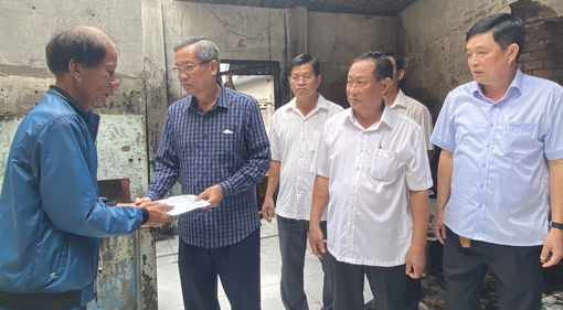 Phó Bí thư Thường trực Tỉnh ủy An Giang Lê Văn Nưng thăm gia đình bị hỏa hoạn ở phường Mỹ Thạnh
