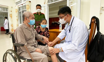 Khám bệnh, cấp thuốc miễn phí, tặng quà học sinh và Mẹ Việt nam Anh hùng trên địa bàn TP. Long Xuyên