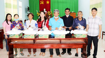 Tặng 210 phần quà cho người dân xã Bình Thạnh