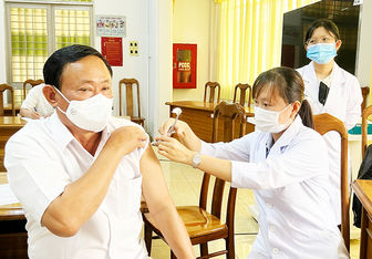 Ban Thường trực UBMTTQVN tỉnh An Giang vận động người dân tiêm vaccine phòng COVID-19 mũi 3, mũi 4