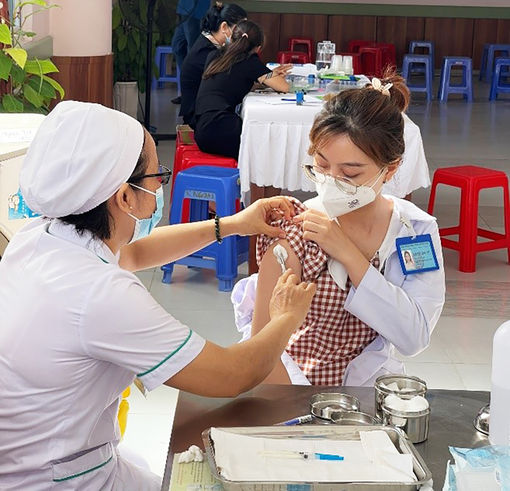 Bệnh viện Đa khoa Trung tâm An Giang tiêm vaccine phòng COVID -19 mũi 4 cho 680 cán bộ, công chức, người lao động