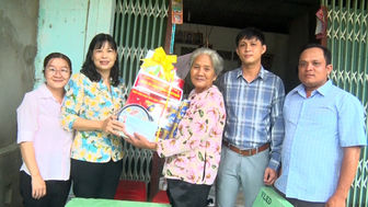 Lãnh đạo huyện Tri Tôn thăm gia đình chính sách