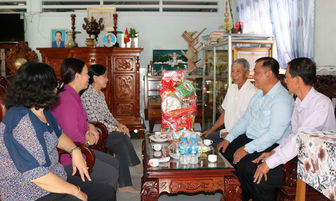 Phó Chủ tịch HĐND tỉnh An Giang Đinh Thị Việt Huỳnh thăm gia đình đại tá Huỳnh Trí