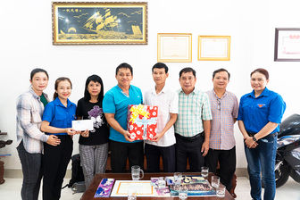 Trung tâm Đào tạo, Huấn luyện và Thi đấu Thể dục - thể thao tỉnh An Giang thăm, tặng quà gia đình chính sách