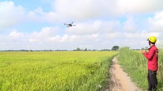 Nông dân ứng dụng thiết bị bay không người lái để sản xuất nông nghiệp