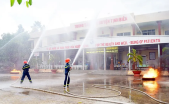 Diễn tập phương án chữa cháy và cứu nạn cứu hộ năm 2022 tại Trung tâm Y tế Tịnh Biên