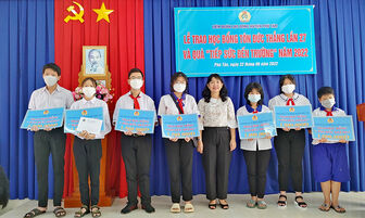 Liên đoàn Lao động huyện Phú Tân trao Học bổng Tôn Đức Thắng và quà Tiếp bước đến trường