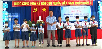 Trung tâm Đào tạo, Huấn luyện và Thi đấu Thể dục -Thể thao tỉnh An Giang trao quà cho 200 học sinh hoàn cảnh khó khăn