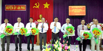 Huyện ủy An Phú trao Huy hiệu Đảng cho 8 đảng viên