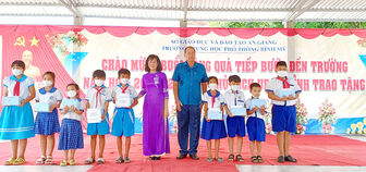 Chủ tịch UBND tỉnh An Giang Nguyễn Thanh Bình tặng quà tiếp bước đến trường