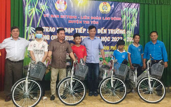 Thiếu nhi huyện Tri Tôn được trao xe đạp “Tiếp sức đến trường” và tặng quà Trung thu