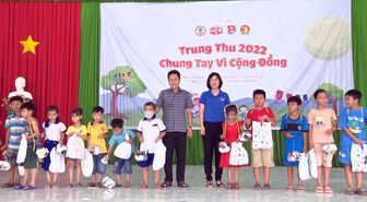 Tỉnh đoàn An Giang tổ chức vui Tết Trung thu “Chung tay vì cộng đồng” tại xã Phú Lâm