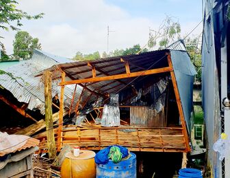 Mưa dông làm sập, tốc mái gần 30 căn nhà tại thị trấn Tịnh Biên