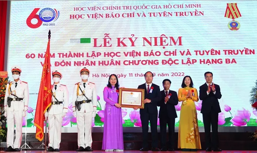 Học viện Báo chí và Tuyên truyền nhận Huân chương Độc lập hạng Ba