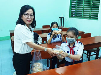 Ấm lòng bữa ăn sáng cùng học sinh có hoàn cảnh khó khăn ở Trường THCS Nguyễn Trãi
